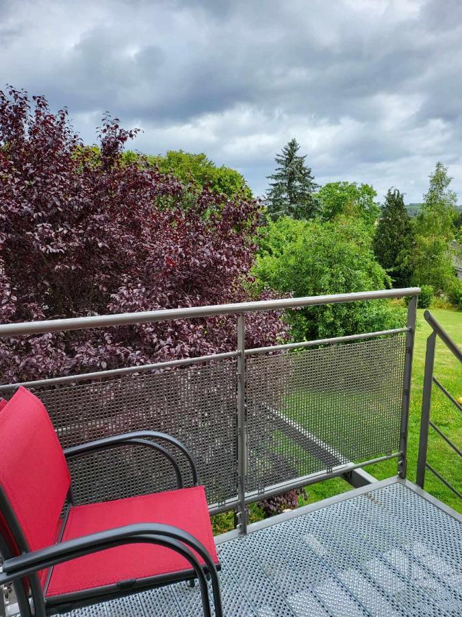 A La Salle De Jeux Et Son Jardin Autour De La Cabane Verte Dinant Exterior foto